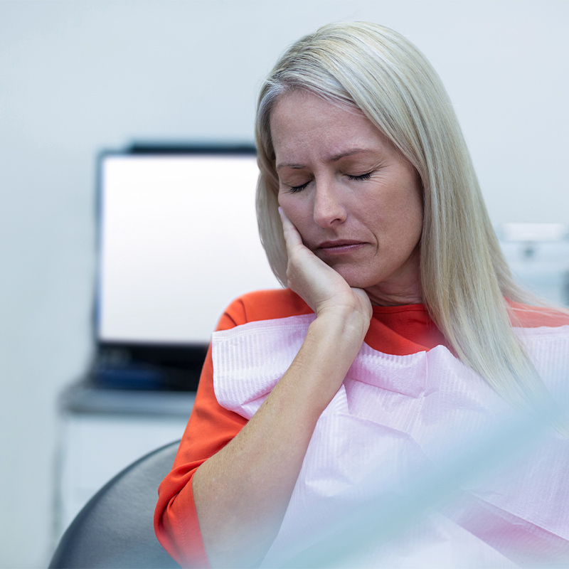 família com crianças em consulta odontológica preventiva, dentista explicando cuidados bucais, ambiente relaxado