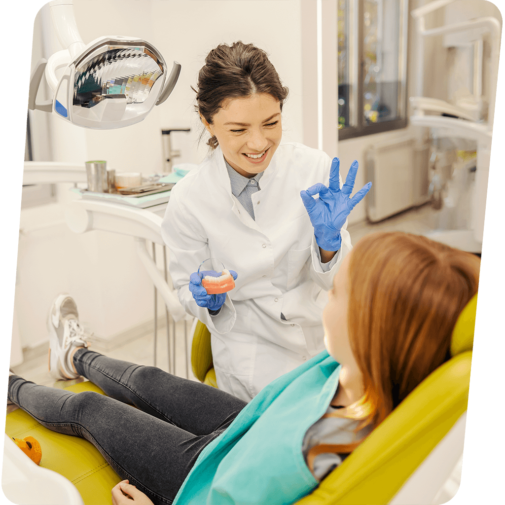 dentista examinando paciente em consultório moderno, interação profissional de saúde bucal